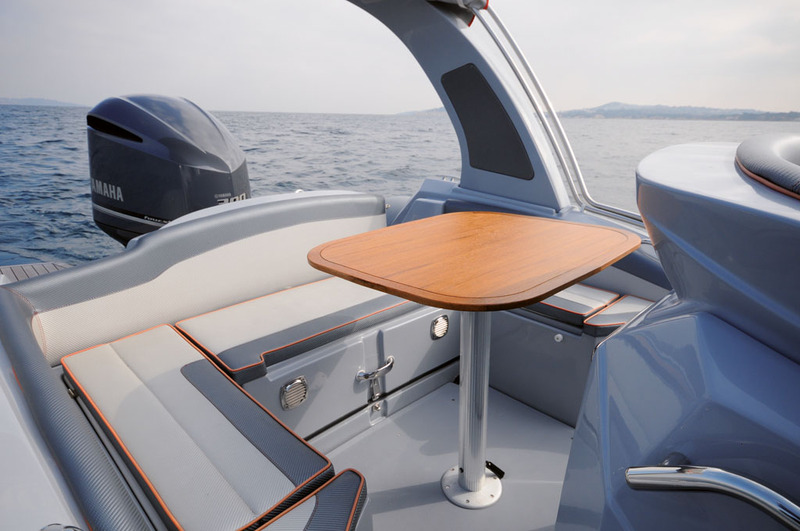 La table fournie en standard transforme le cockpit arrière en carré convivial.