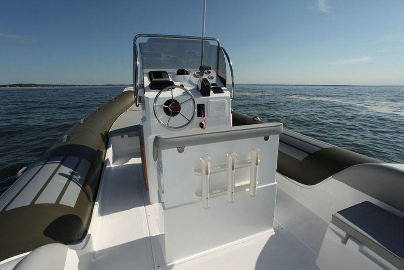 A bord, les espaces de circulation sont généreux. La console et le leaning-post composent un poste de pilotage confortable. Des supports de cannes au dos du siège pilote ? Sait-on jamais, si ça mordait ? 