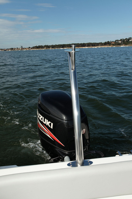 Très joli mât de ski inox pour le Nautica Led. 
