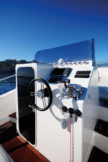 Le pilotage debout est confortable à l'abri de la haute console, mais en pilotage assis, on est loin du volant et il manque un cale-pied.