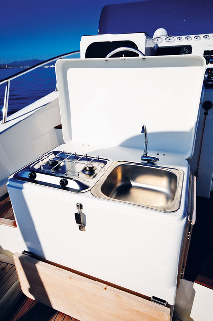 Une cuisine pratique sous l'assise de pilotage, mais l'équipement est en option.