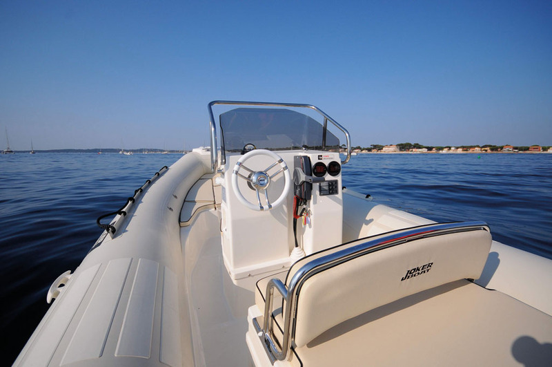 Bien, le poste de pilotage placé au centre du bateau bien que la console soit décalée. Avec un large passavant qui facilite la circulation. 