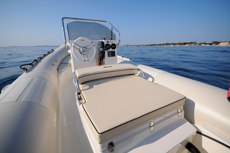 En basculant le dossier de pilotage vers l'avant, le coffre/banquette arrière forme un petit bain de soleil complémentaire.