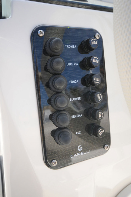 Le petit tableau de commandes électriques avec ses boutons et fusibles marinisés.
