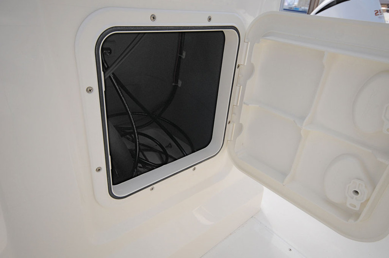 Malgré la présence des câbles de commandes, la console offre sa part de rangement. 
