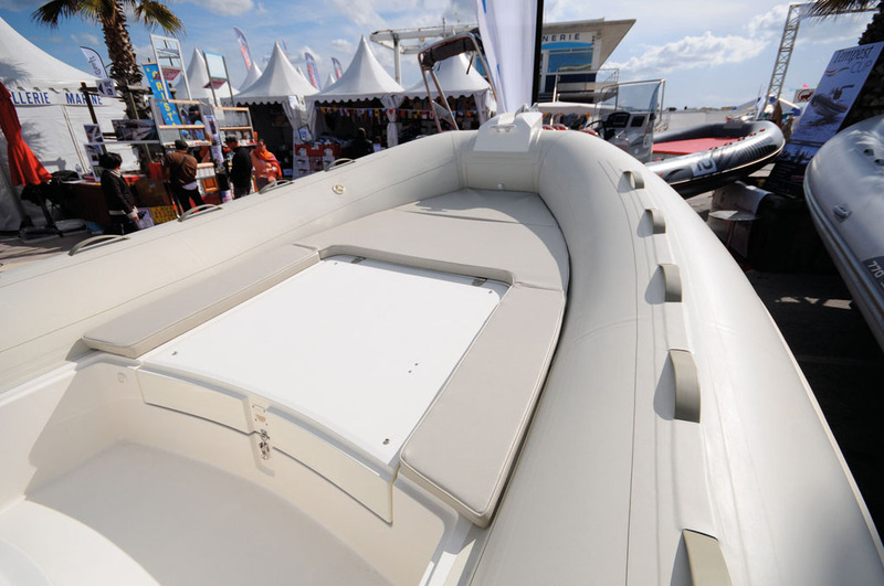 Pratique : le matelas du solarium est fractionné de manière à laisser libre l'accès au grand coffre avant. 
