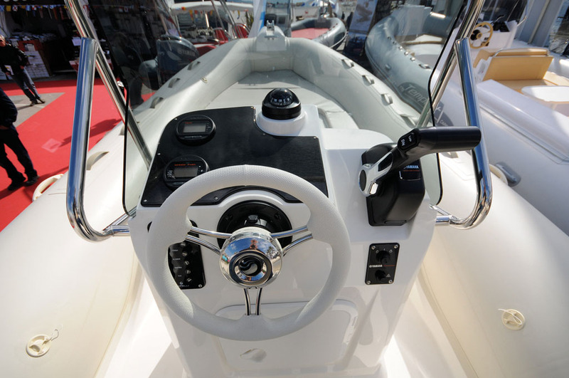 Les commandes sont placées à bonne hauteur et la planche de bord peut intégrer un GPS/sondeur.