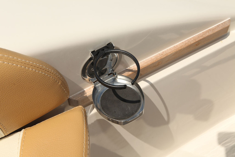 Le souci du détail : un porte-verre escamotable de chaque côté de la banquette. 
