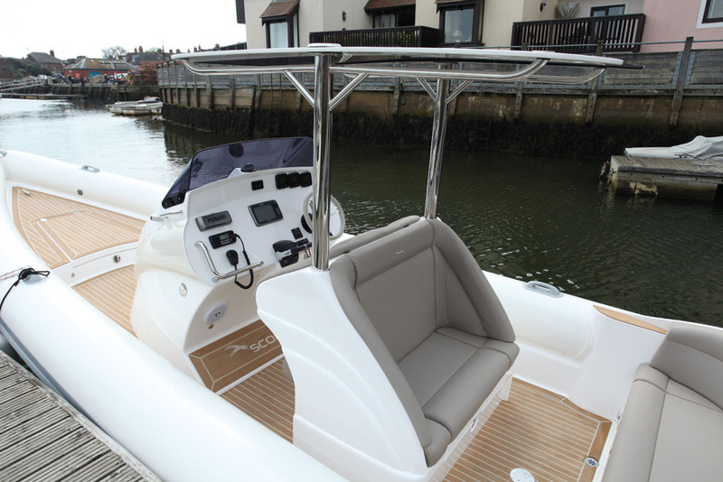 L'ergonomie du siège de pilotage est un modèle du genre. Quant au positionnement des commandes, là encore c'est le sans faute : volant presque vertical et boîtier pupitre, situé au centre, autorisant le pilotage en duo. Bien sûr, le copilote dispose aussi d'une main courante bien placée.