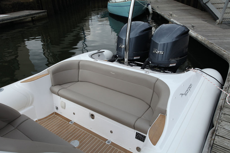 La banquette arrière aussi est enveloppante, mais il  manque des poignées pour se tenir en navigation rapide.