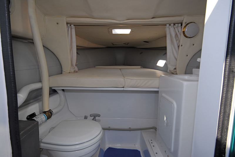Avec un lit double, un lavabo et un WC, la cabine avant est bien équipée, mais les rangements sont peu pratiques (coffre sous le lit).
