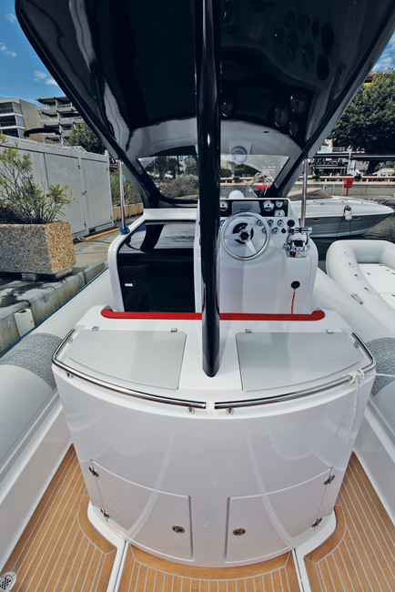 Si la console et le tableau de bord sont identiques à ceux du 1100 Cabin, le leaning-post, en rotonde, est totalement différent.