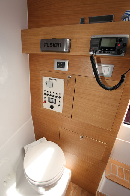 Identique à celui du 1100 Cabin, le tableau de bord est un peu étriqué pour une unité de  cette classe. Impossible d'intégrer un GPS-traceur à grand écran...
