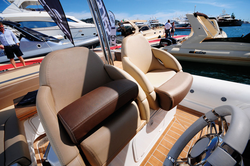 Fauteuils tout confort, avec assises relevables pour le pilotage debout, mais il manque un cale-pieds pour le co-pilote.