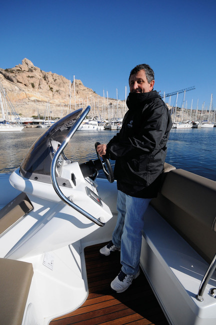 Bon appui lombaire et commandes sous la main au poste de pilotage, mais le petit pare-brise n'offre guère de protection contre les embruns. Heureusement, le Cobra mouille très peu. 
