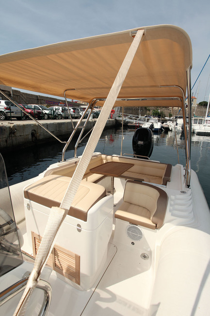 Les larges passavants instaurent une communication facile entre les zones avant et arrière. Notez, la surface peu commune du cabriolet qui couvre tout le cockpit de la plate-forme de bain jusqu'au poste de pilotage. 