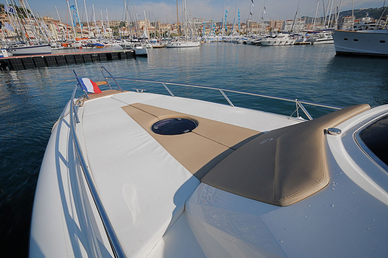 Superbe solarium sur le pont avant, bordé de solides mains courantes en inox.