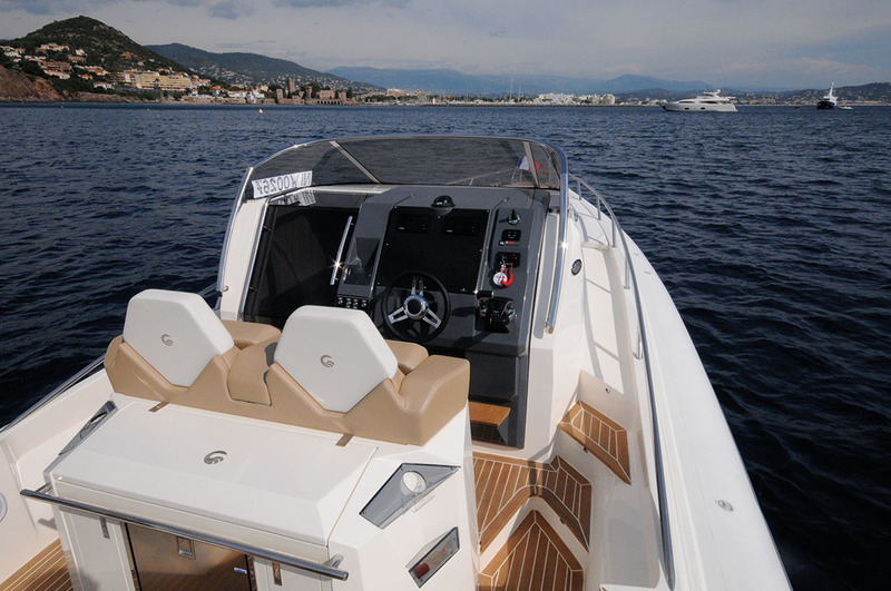 Poste de pilotage : bien abrité par la haute console et surélevé pour assurer la visibilité. Notez aussi les larges marches d'accès au pont avant.
