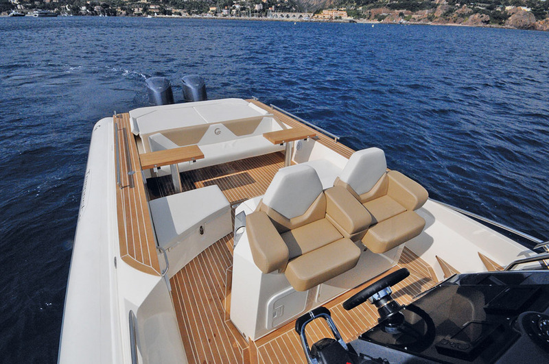 Bonnes notes pour les fauteuils du poste de pilotage et les larges passages de circulation.
