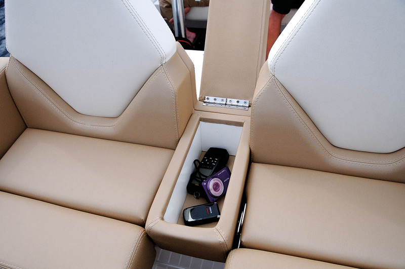 Pratique pour les petits accessoires personnels, le vide poche sous l'accoudoir du poste pilotage.
