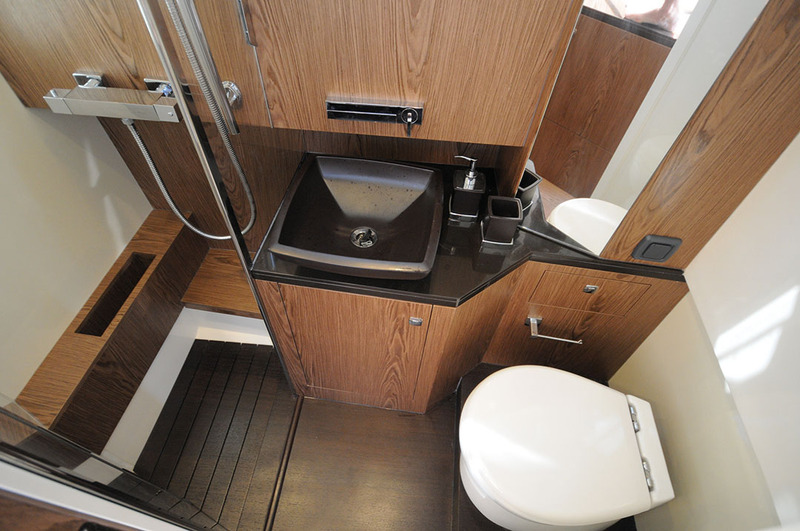 Salle d'eau impeccable : spacieuse, bien équipée et dotée d'une cabine de douche séparée.