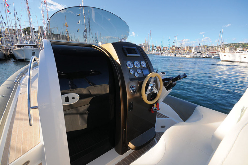 Poste de pilotage avec double bolster pour pilotage debout, mais l'étroit cale-pied ne sert guère et le copilote ne dispose pas de poignée pour se tenir.