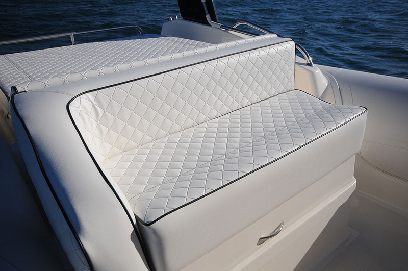 La qualité des selleries, à l'exemple de la banquette de pilotage, reflète le niveau d'ensemble du Coaster 650.
