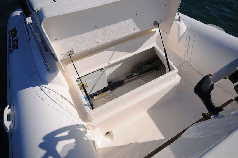 En relevant la banquette de pilotage, on accède aisément à un coffre de belle taille.
