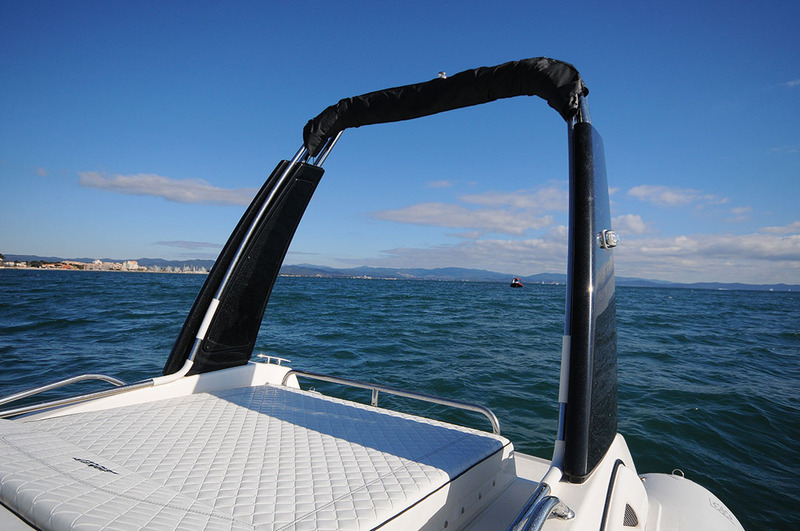 La roll bar bien dessinée le bimini qui s'y intègre parfaitement, sont deux options conseillées.