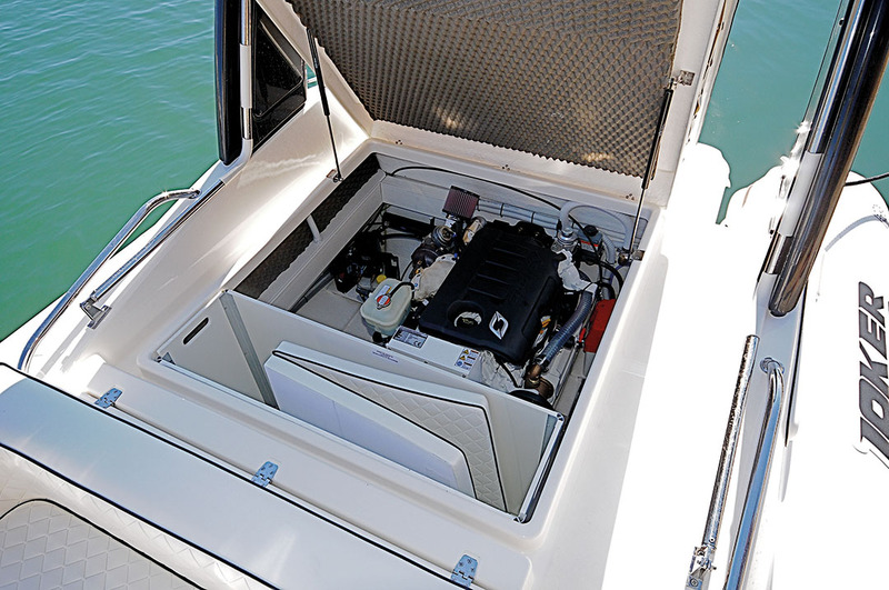 Aisément accessible et très compact, le moteur Hyundai laisse assez d'espace pour un grand  bac de rangement transversal.
