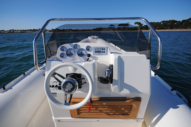 Le poste de pilotage mérite une bonne note pour son ergonomie, à l'exemple de la main-courante de pare-brise, prolongée latéralement par des poignées pour le pilote et le copilote.

