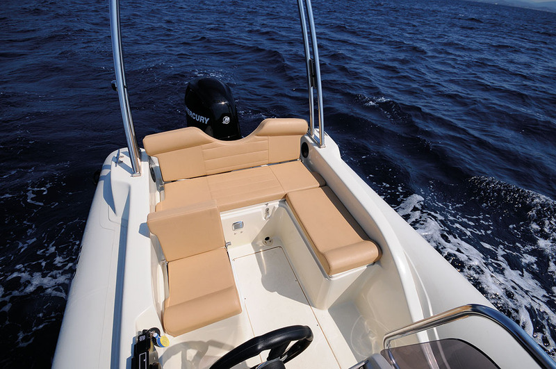 Le cockpit arrière bien conçu offre quatre à cinq places assises, en plus du poste de pilotage...
