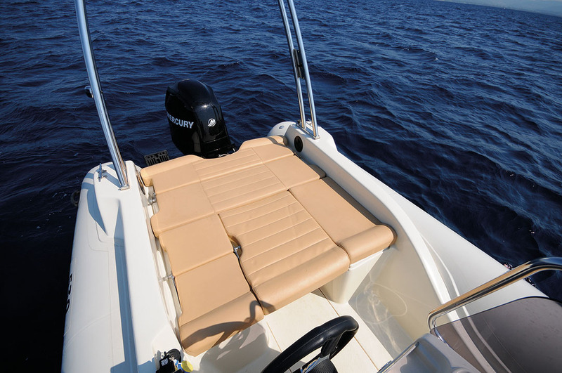 …Et au mouillage, il se convertit en second bain de soleil. L'élément central formera une belle table en lui ajoutant un pied amovible (pas proposé en option).