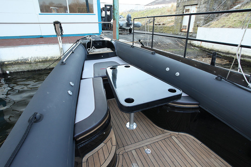 Ce semi-rigide au look d'offshore n'est pas banal : il est au gabarit routier (flotteurs dégonflés), malgré ses 10 mètres, et il offre un solarium convertible en carré. 
