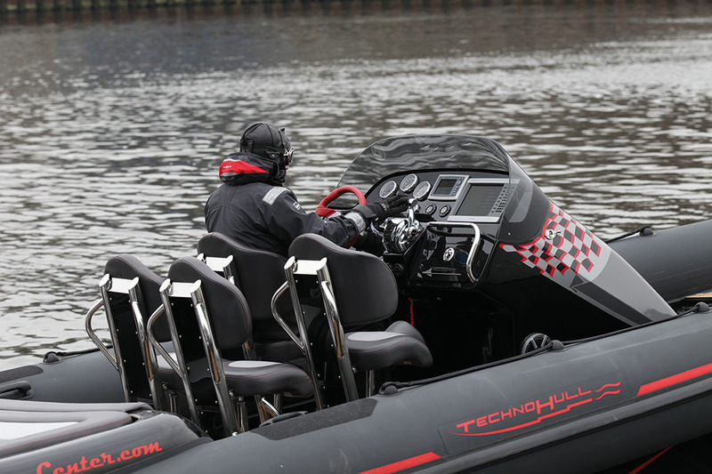 Le pilote est très bien installé pour maîtriser ce bateau capable de plus de 70 noeuds. 