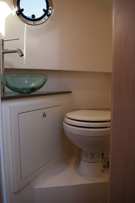 Intimité assurée avec ce cabinet de toilette fermé. Par contre, il est dommage que le chantier ne l'ait pas doté d'une douche... 