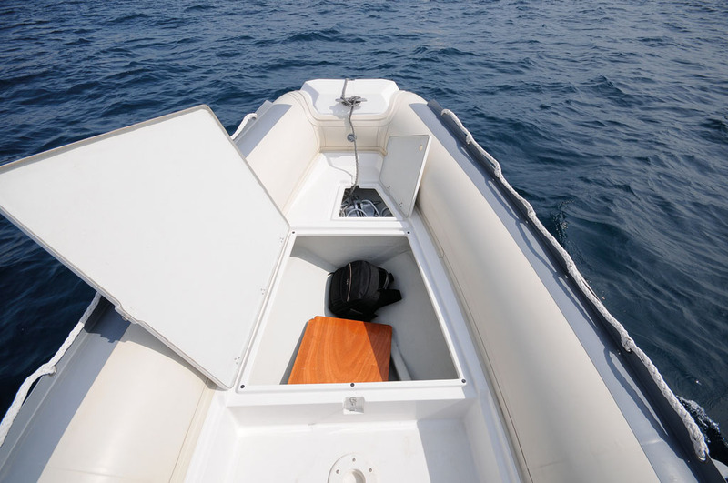 Sous le pont avant, une baille à mouillage pratique et un grand coffre mais attention aux capots dépourvus de tout blocage, qui peuvent se rabattre sous l'effet du vent où des mouvements du bateau. 