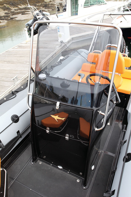 La console ne possède pas de boîte à gants, côté pilote, mais un rangement sec et pratique derrière cette trappe (requin).