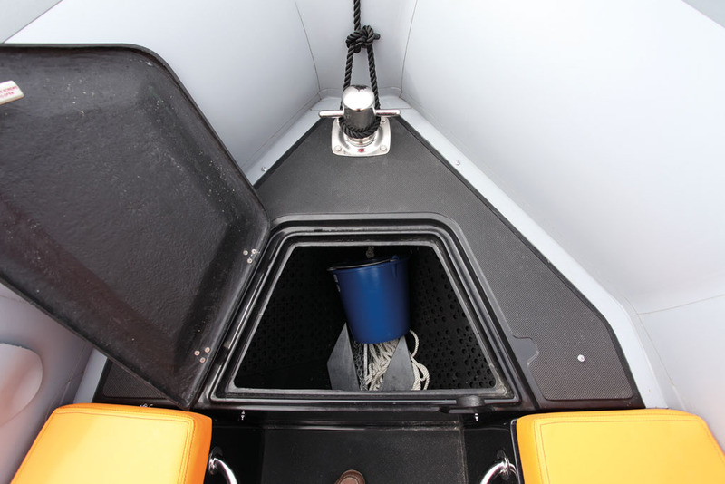 Un bon point pour la bitte d'amarrage en inox, et pour le coffre à mouillage, dont la large ouverture permet d'opter pour une ancre de bonne taille. 