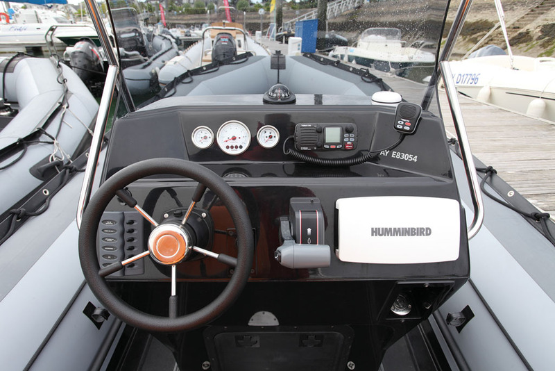 Le tableau de bord a beau être ample, son agencement n'est pas des plus fonctionnels : compas et GPS-traceur de routes ne sont pas dans l'axe de vision du pilote... 