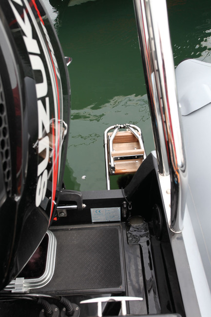 Entre le roll-bar et le moteur, l'intervalle est mince pour accéder à l'échelle de bain...

