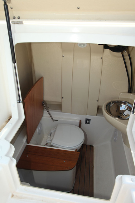 Bonne surprise : le volume de la console est mis à profit pour proposer un WC marin et un lavabo. 

