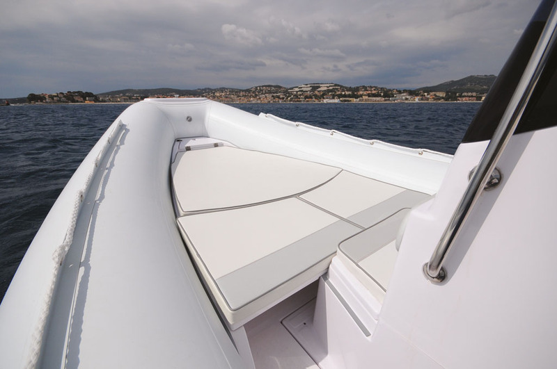 Avec ses rallonges, le solarium avant offre trois belles places de farniente. Pratique : on peut garder de l'espace au sol en installant une seule rallonge.
