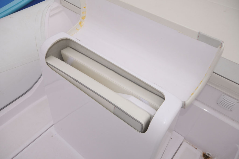 Pratique, le coffre vertical sous l'assise de pilotage a exactement la bonne dimension pour ranger les rallonges du bain de soleil avant et leurs coussins.