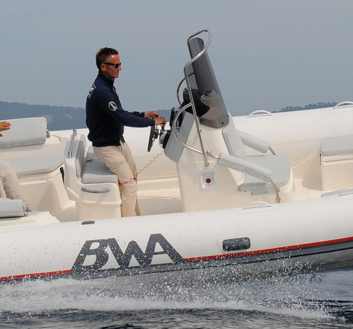 Bien, le poste de pilotage avec commandes à bonne hauteur, pare-brise efficace et assise relevable (en basculant vers l'avant), pour un bon appui en pilotage debout. Bon point également pour les passavants extra larges.
