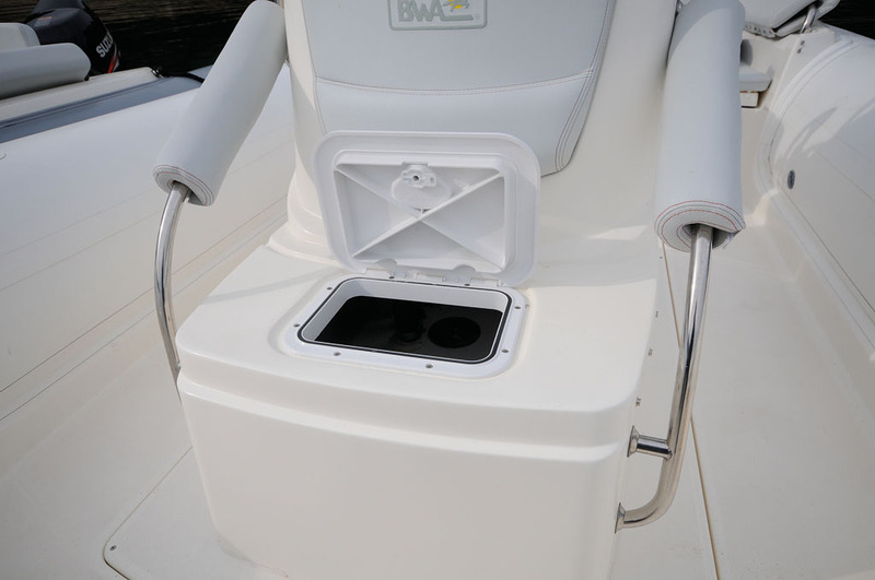 La console abrite un grand coffre. Dommage que les trappes d'accès, sous le siège frontal de console (photo) et sur sa face arrière, soient  trop petites.