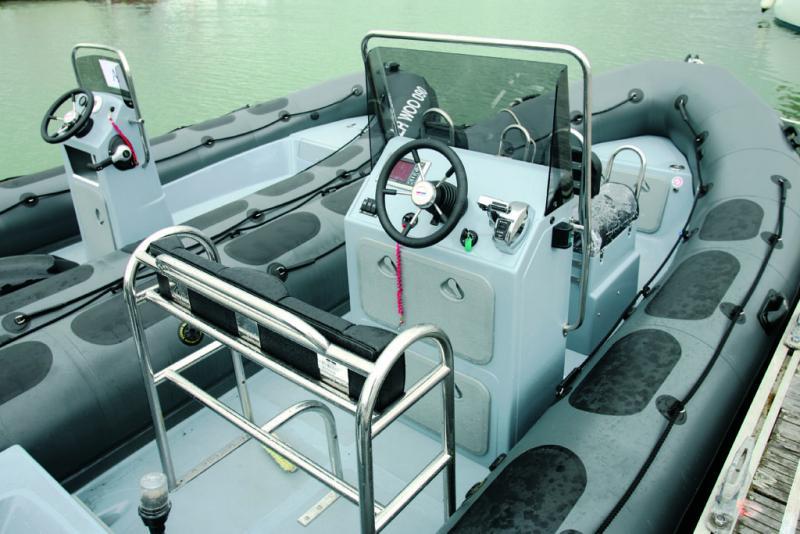 Le DR-620 en Verado possédait un cockpit nettement plus équipé que celui du DR-620 en Optimax.