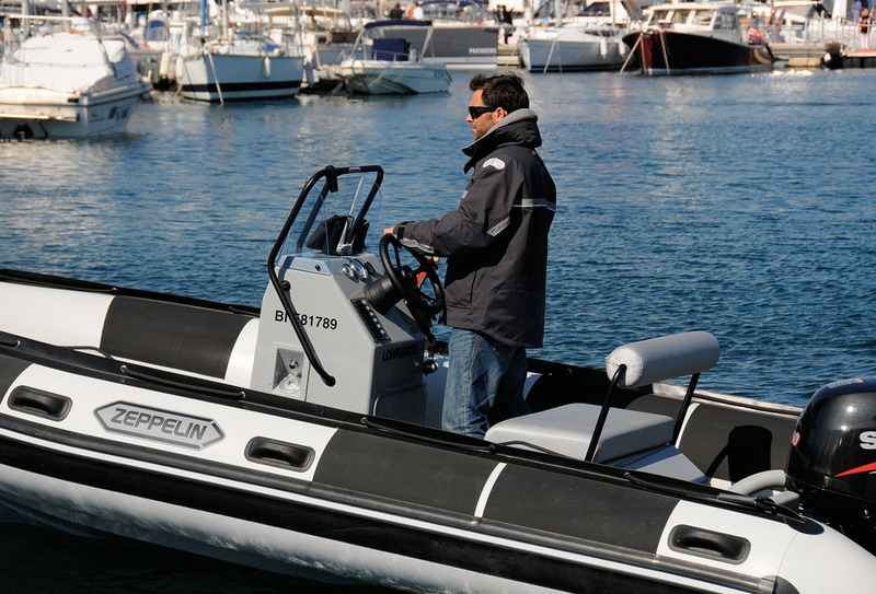 Pilotage debout confortable : le volant et la poignée de gaz sont bien placés, et l'espace devant la banquette est suffisant pour bien se caler malgré l'absence d'appui fessier.