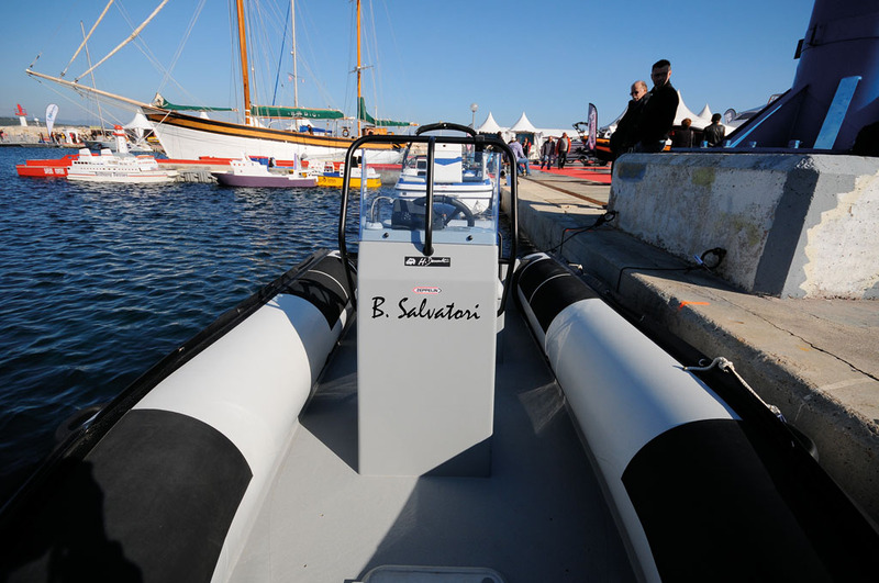 Un cockpit pratique pour la pêche ou la plongée, avec de l'espace au sol et de larges passavants facilitant la circulation.
