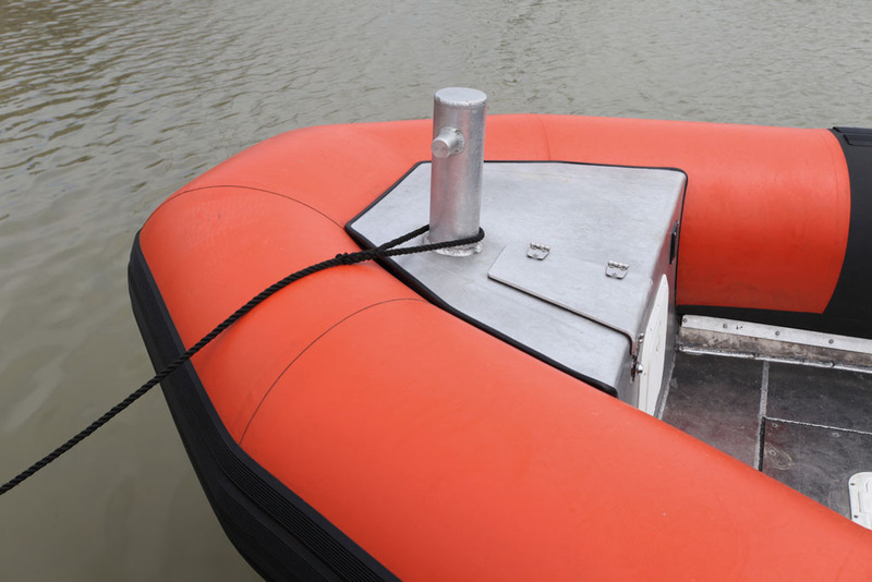 Les bittes d'amarrage sont d'un calibre "professionnel". Par contre, il n'y a pas de guide de mouillage pour protéger le nez du bateau... 
